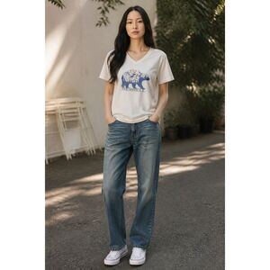 Merrell women’s white V-neck nature bear logo t-shirt size Large